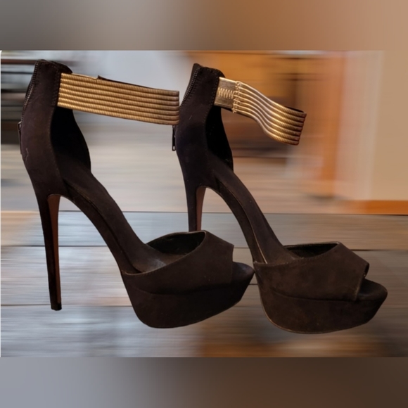 Also heels - Picture 1 of 4